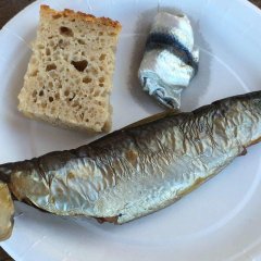 Kohalik amps - värskelt suitsutatud kala tõeliselt Kihnu kalurilt