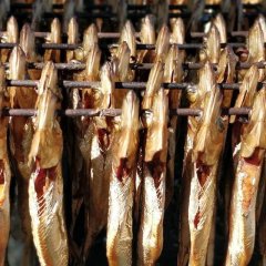 Kohalik amps - värskelt suitsutatud kala tõeliselt Kihnu kalurilt